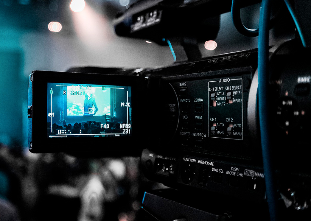 Cámara de vídeo grabando un concierto