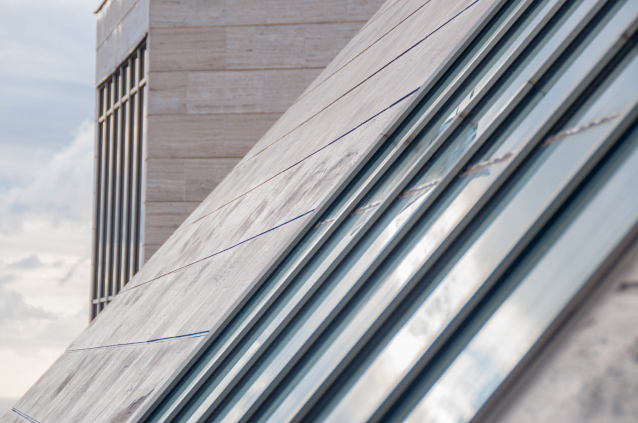 Estructura arquitectónica recta de metal